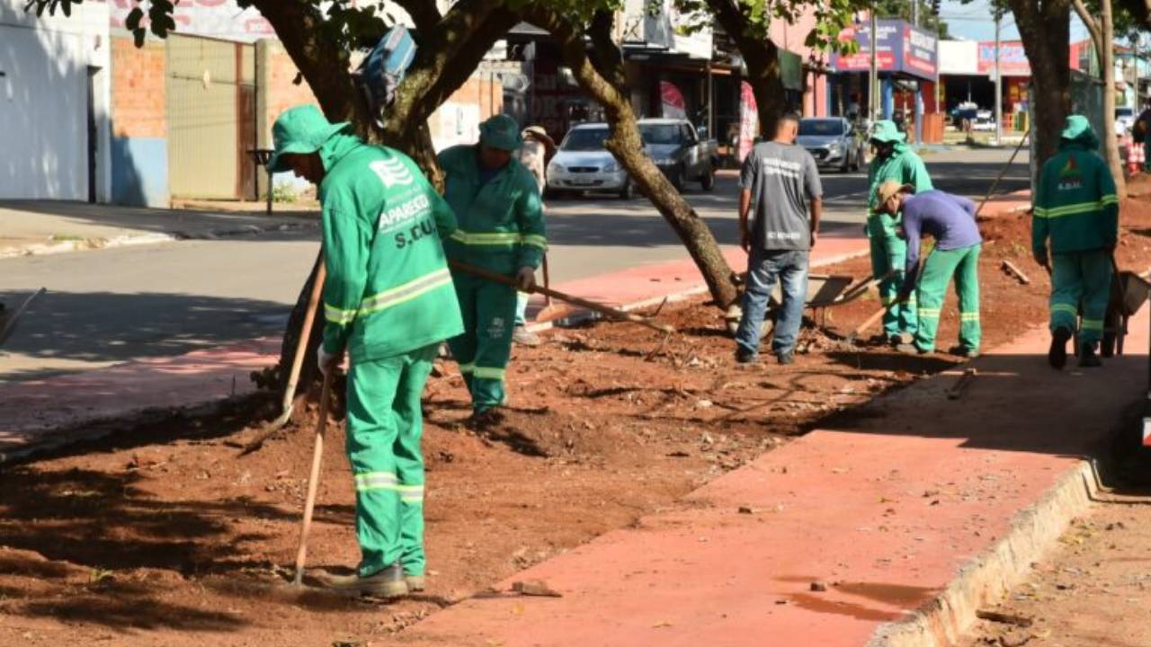 Servidores realizando limpeza das ruas em Aparecida de Goiânia