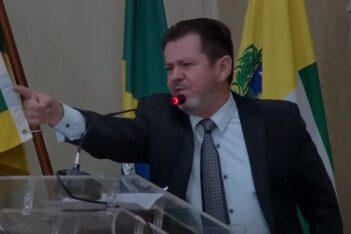 Vereador Gleison Flávio na trubuna da Câmara de Aparecida de Goiânia