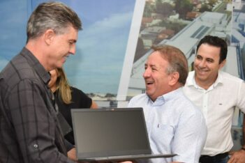 Vilmar Mariano entrega computador a servidor