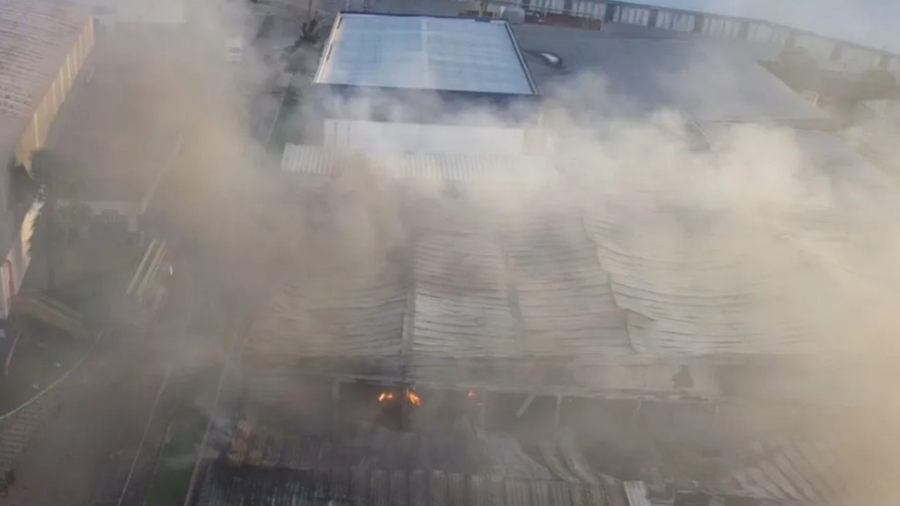 Fumaça provocada pelo incêndio em Aparecida de Goiânia