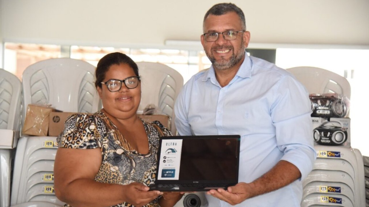 Moradorea do Buriti Sereno recebe notbook em ação social