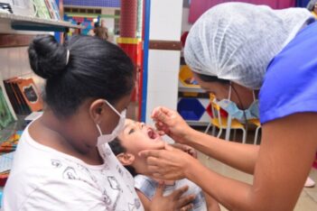 Criança sendo imunizada em Aparecida de Goiânia