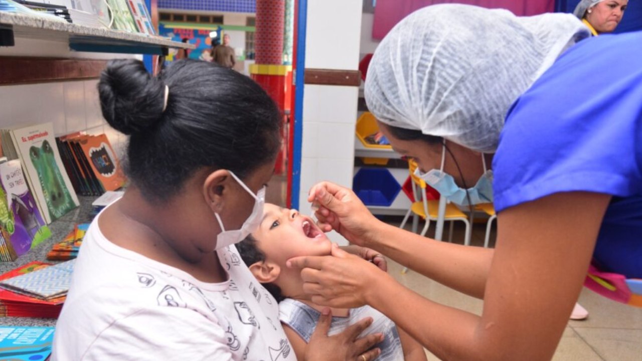Criança sendo imunizada em Aparecida de Goiânia
