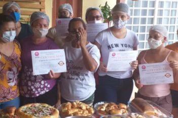 Alunas do curso de panificação na Associação de Amigos do Jardim Rosa do Sul