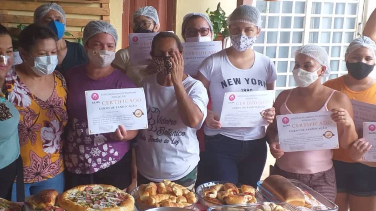 Alunas do curso de panificação na Associação de Amigos do Jardim Rosa do Sul