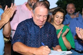 Prefeito Vilmar Mariano assina ordem