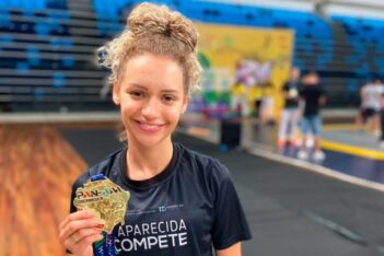 Aparecidense Dângela Guimarães exibe medalha