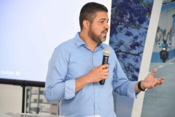 Secretário de Educação Divino Gustavo