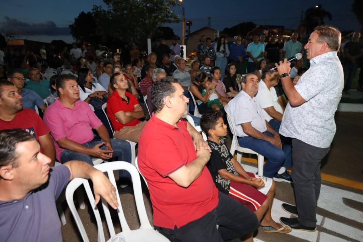 Vilmar Mariano falando a moradores em inauguração