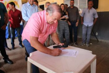 Vilmar Mariano assina ordens de reformas