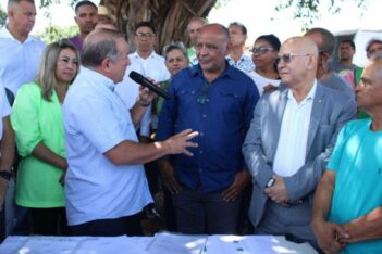 Prefeito Vilmar Mariano falando aos presentes