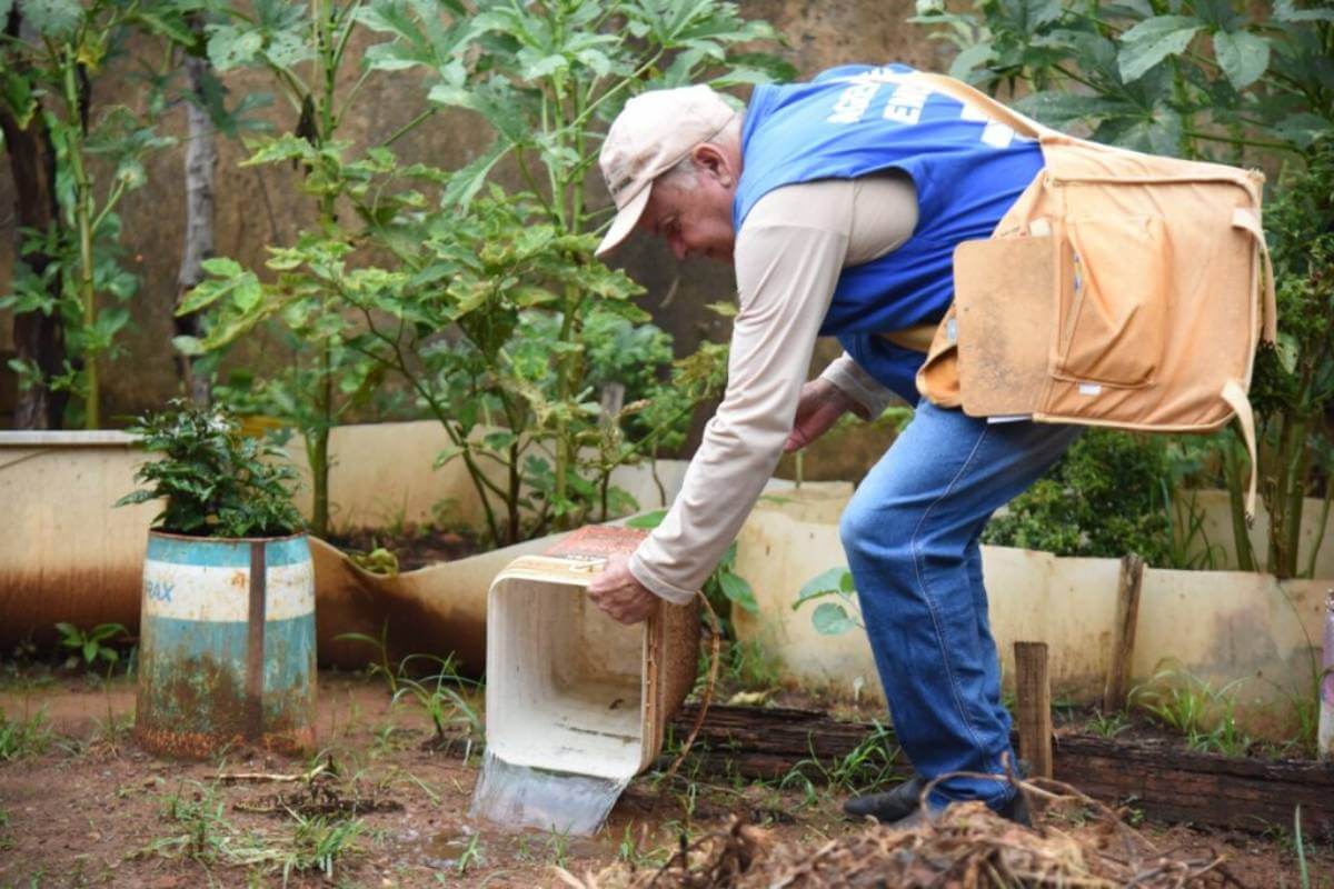 Agentes de combate a endemias fazem vistoria na região do Buriti Sereno