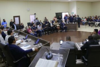 Vereadores e público presente na sessão em Aparecida de Goiânia