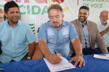 Vilmar Mariano assinando ordem de serviço
