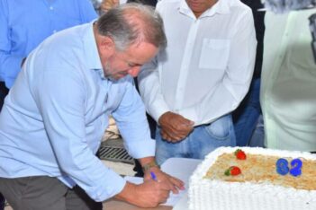 Vilmar Mariano assina ordem de serviço