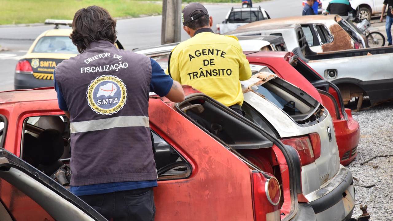 Sucatas de veículos nas ruas de Aparecida de Goiânia