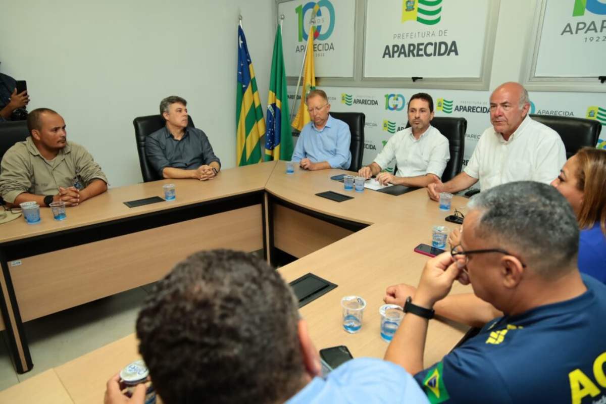 Viela em reunião com representantes dos servidores