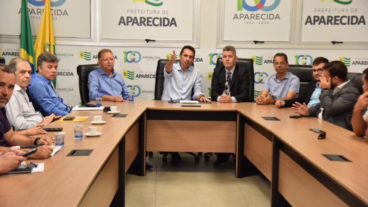 Vilela em reunião com o Delegado Waldir (Foto: Jhonney Macena)