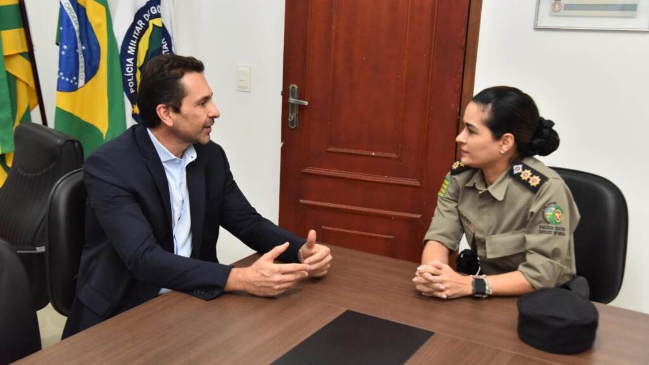 Prefeito Leandro Vilela com a tenente-coronel Queren Hapuque