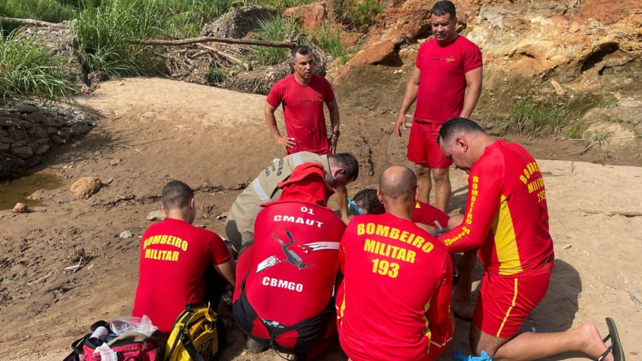 Bombeiros tentando reanimar a vítima de afogamento