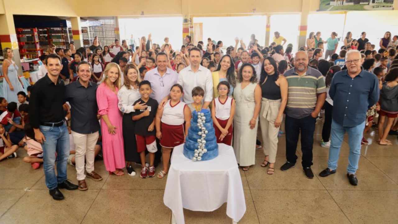 Vilela e alunos da Escola Municipal do Papillon