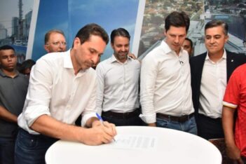 Vilela assina contrato de construção das moradias