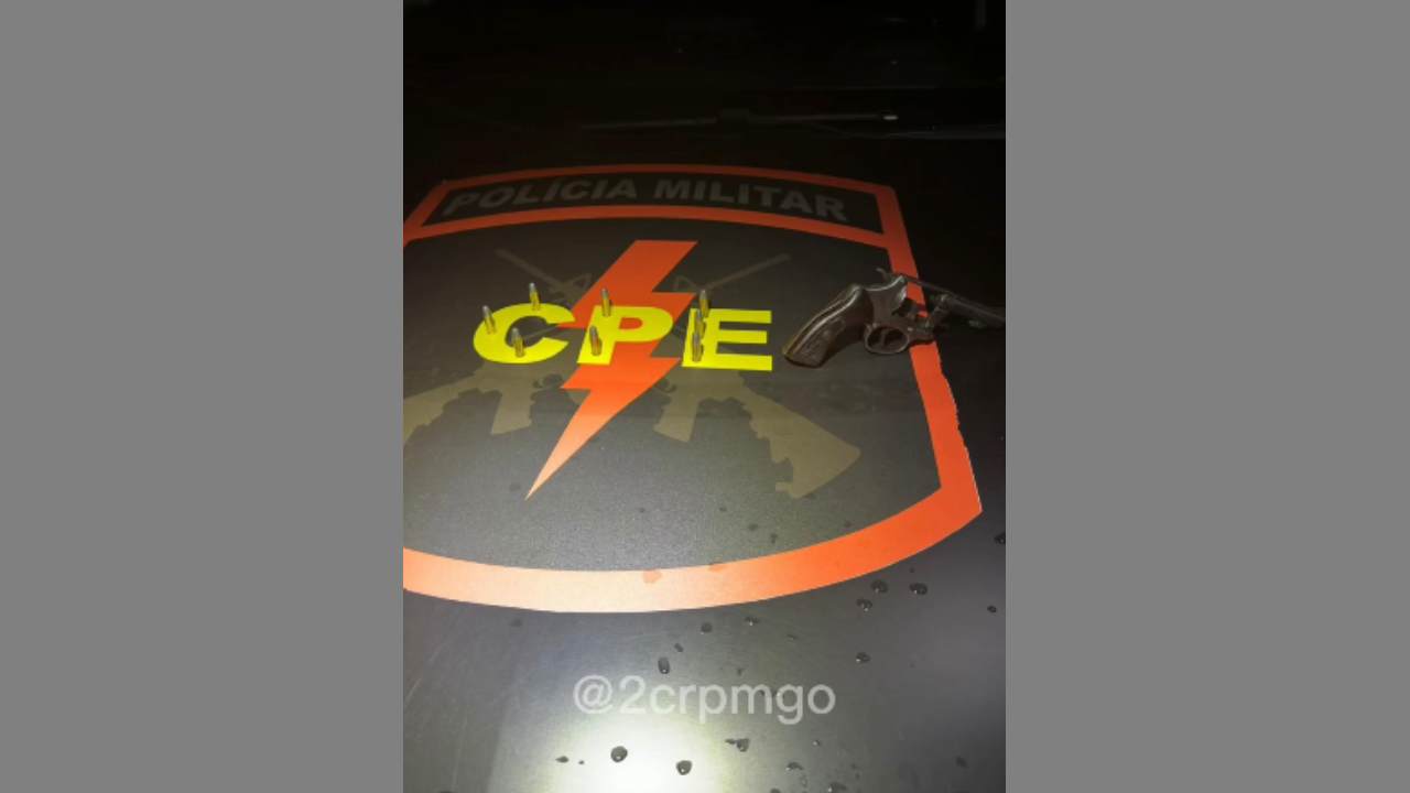 Arma e munição foram apreendidas