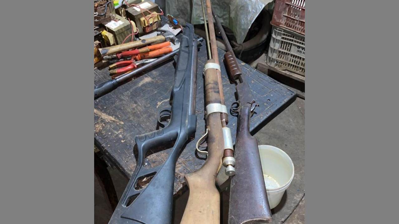 Armas de fogo apreendidas na residência do suspeito