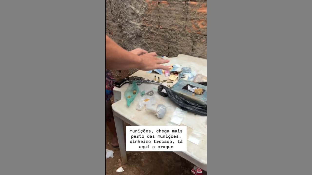 Drogas, arma e dinheiro apreendidos no local