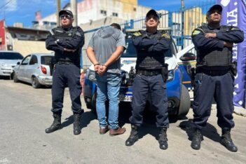 Agentes da guarda com o filho da idosa detido