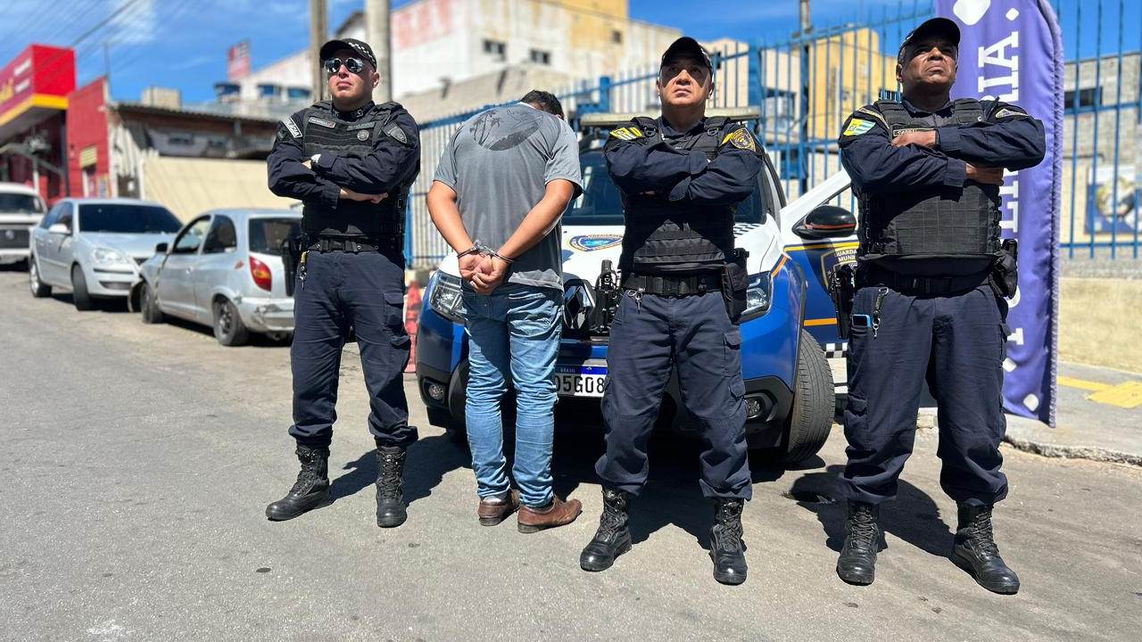 Agentes da guarda com o filho da idosa detido