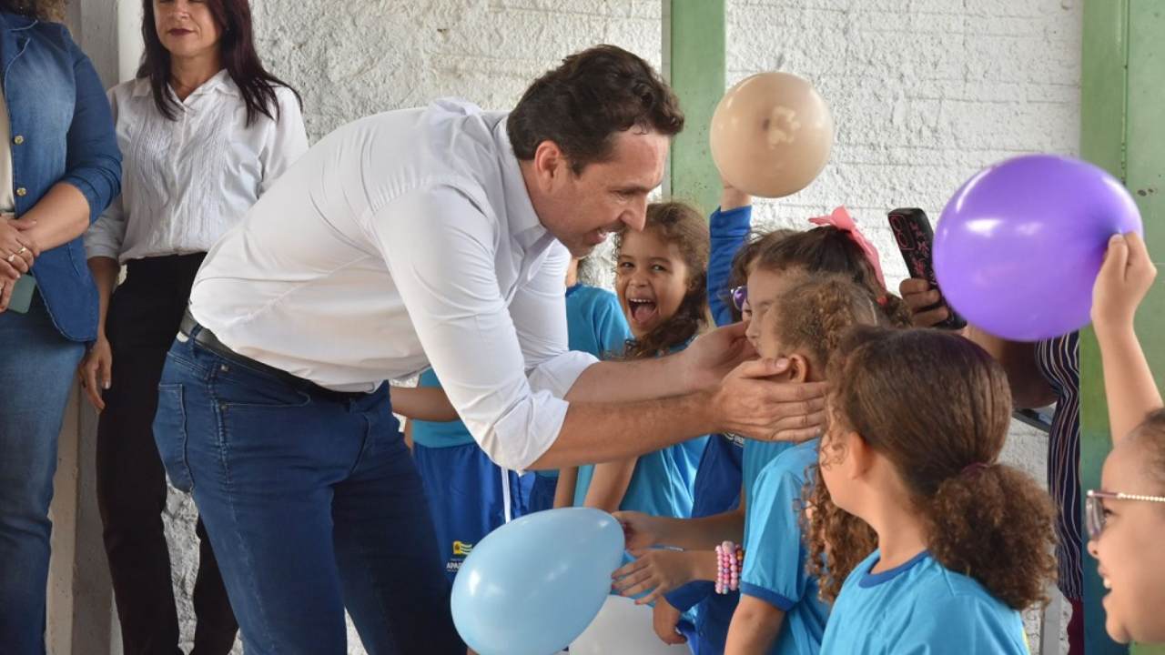 Prefeito em visita a crianças beneficadas