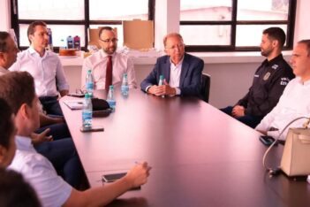 Prefeito Leandro Vilela em reunião com delegados