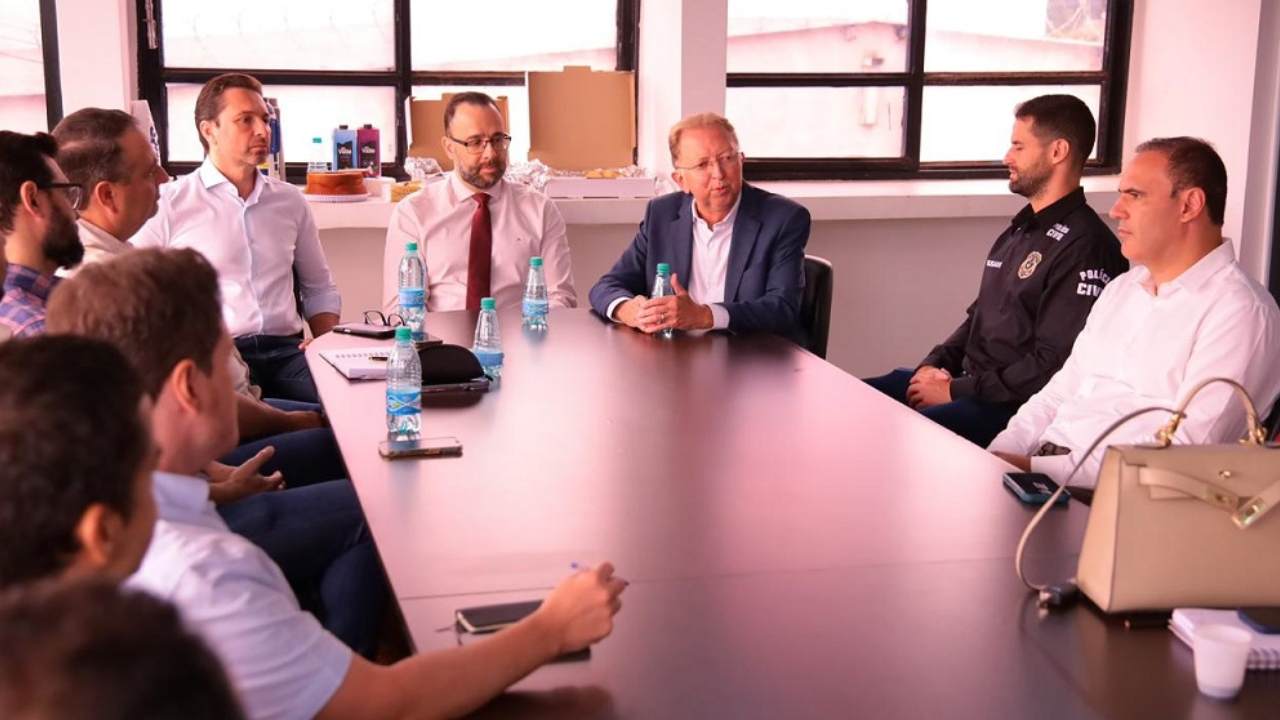 Prefeito Leandro Vilela em reunião com delegados