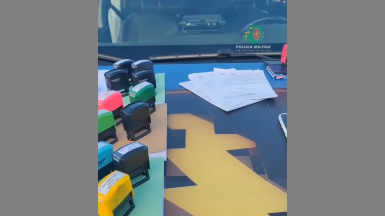 Carimbos e atestados falsos presos pela PM